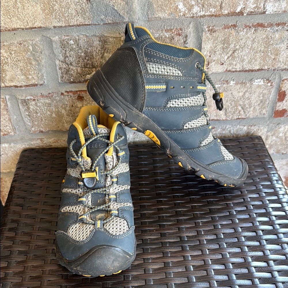 Keen Waterproof Boots with Breathable Mesh and Rugged Outsole US Sz 4